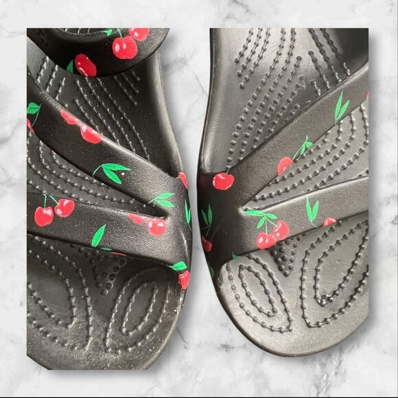 CROCS Women’s Size 7 Kadee II Sandals Slide Strappy Iconic Cherry Sandals - Picture 3 of 6